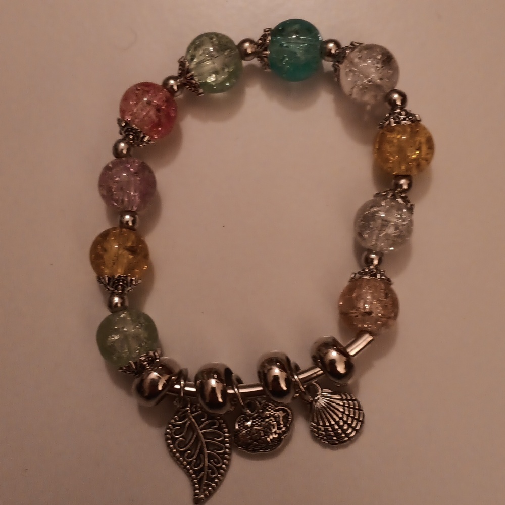 Beautifully beautifully made glass speed bracelet.One size fits all